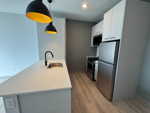 2131 N Elston Ave in Chicago, IL - Foto de edificio - Building Photo