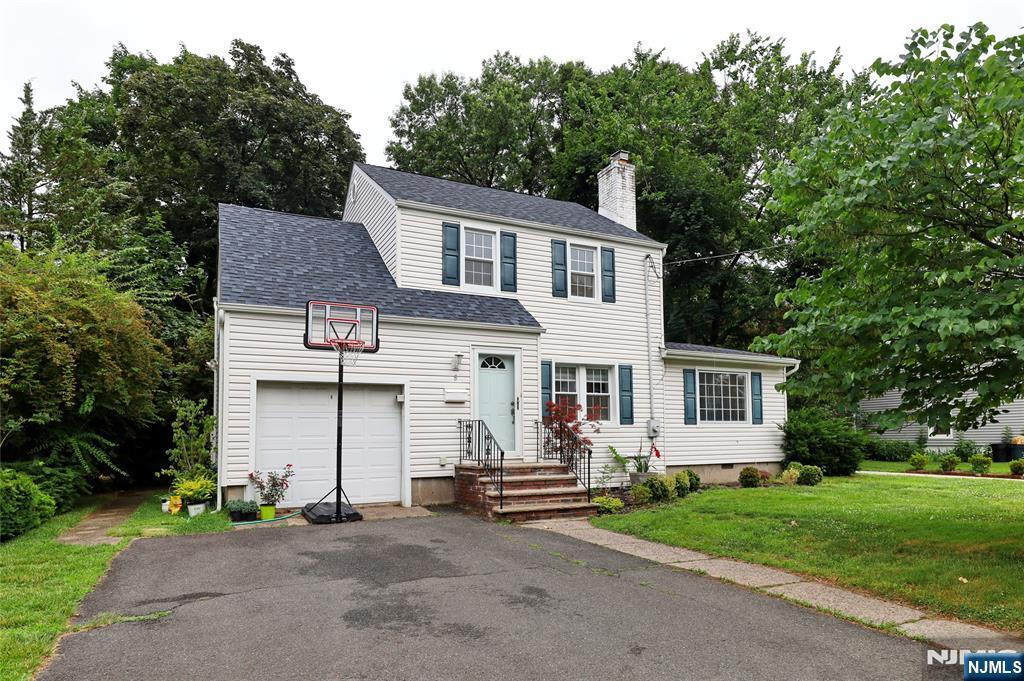 8 Rutgers Terrace in Fair Lawn, NJ - Building Photo