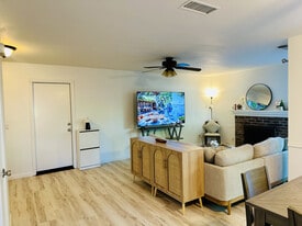 7020 Roca Way in Sacramento, CA - Building Photo