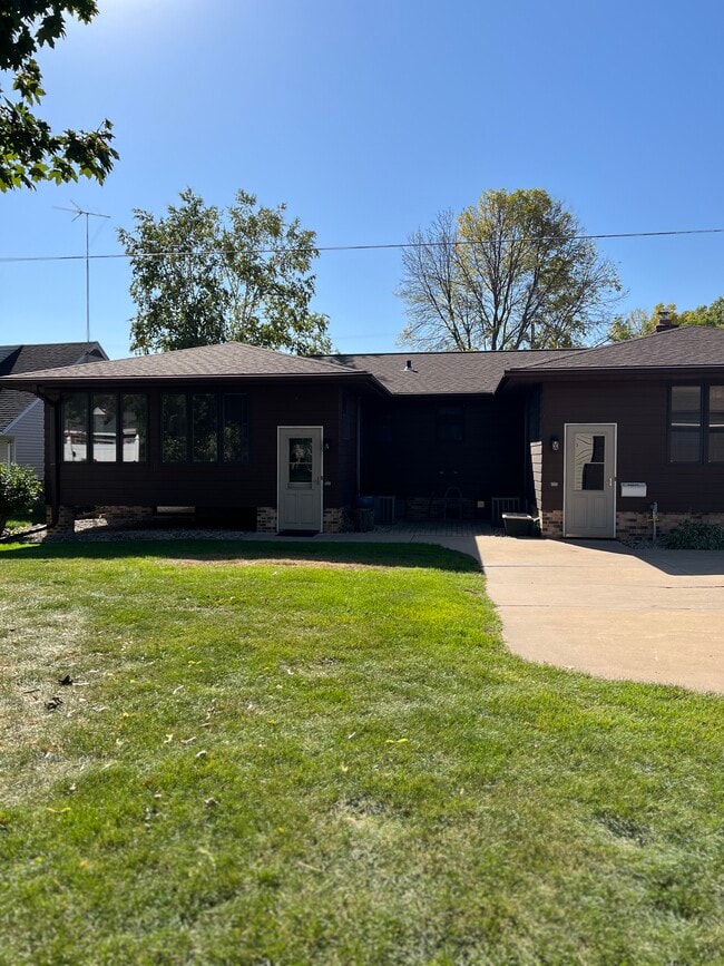 814 W Main St in Little Chute, WI - Building Photo - Building Photo