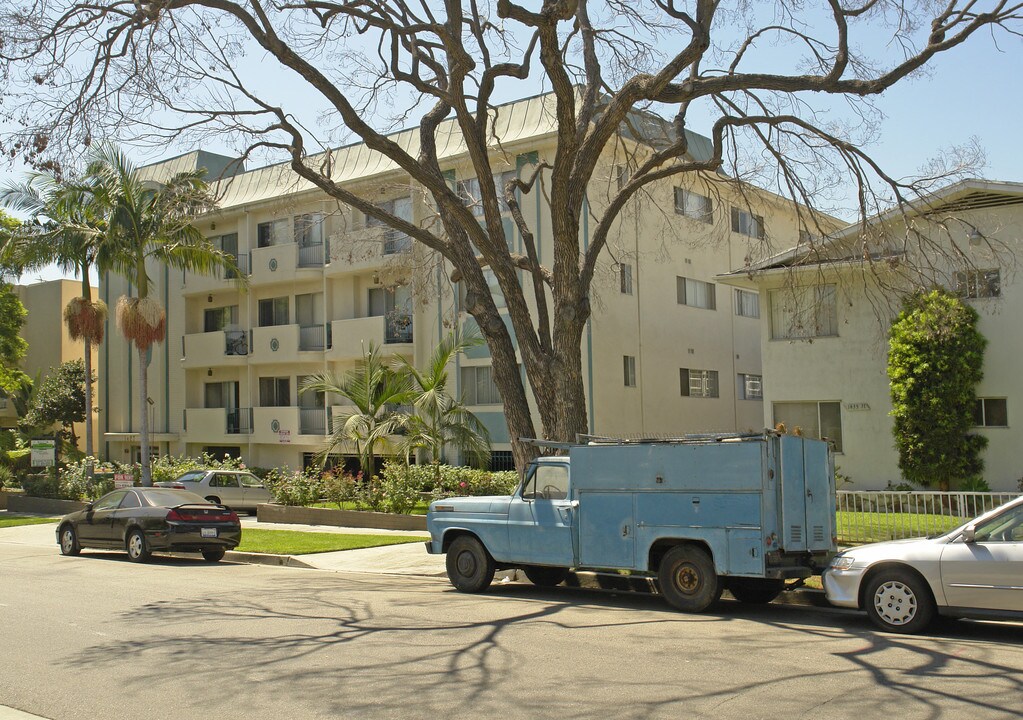 Spa Apartments in Los Angeles, CA - Building Photo