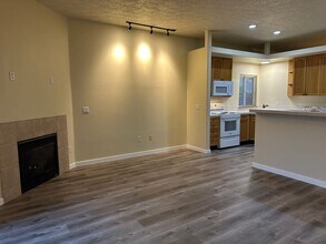 817-817 SE Francis Ave in Gresham, OR - Building Photo - Building Photo