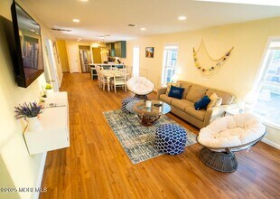 28 Central Ave in Point Pleasant Beach, NJ - Foto de edificio - Building Photo