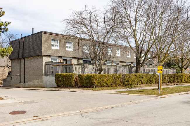 3 Davisbrook Blvd in Toronto, ON - Building Photo - Building Photo