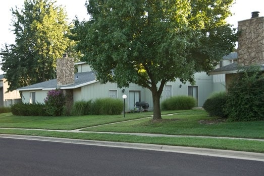 Deeswood Village Apartments in Springfield, MO - Foto de edificio - Building Photo