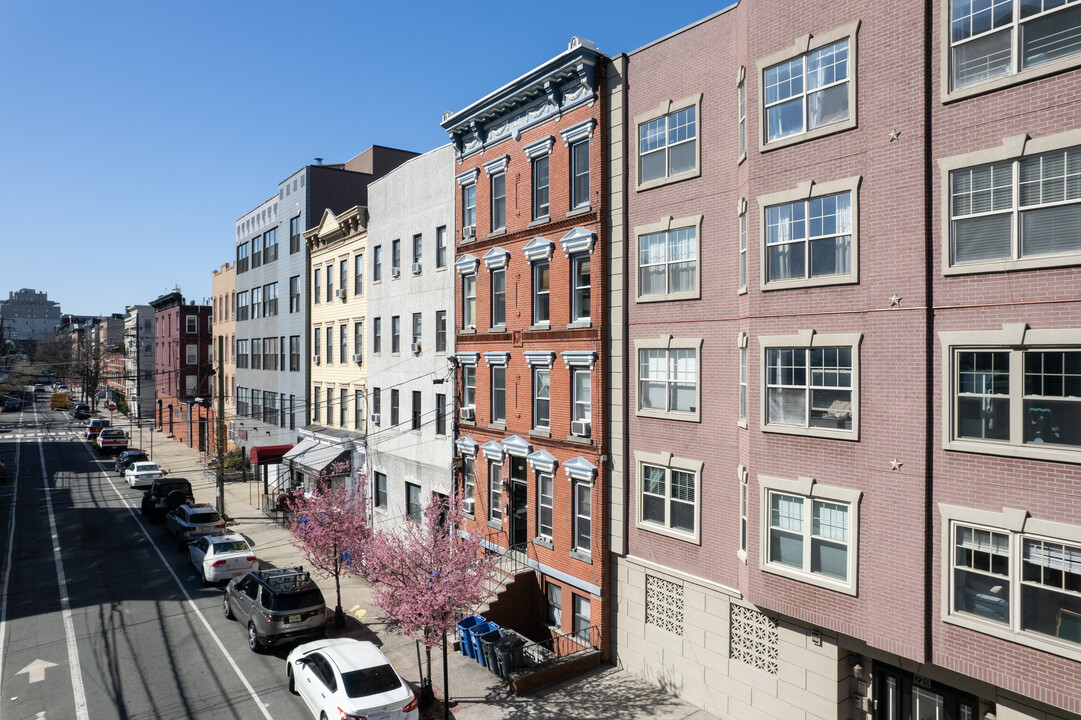 218 Jefferson St in Hoboken, NJ - Building Photo