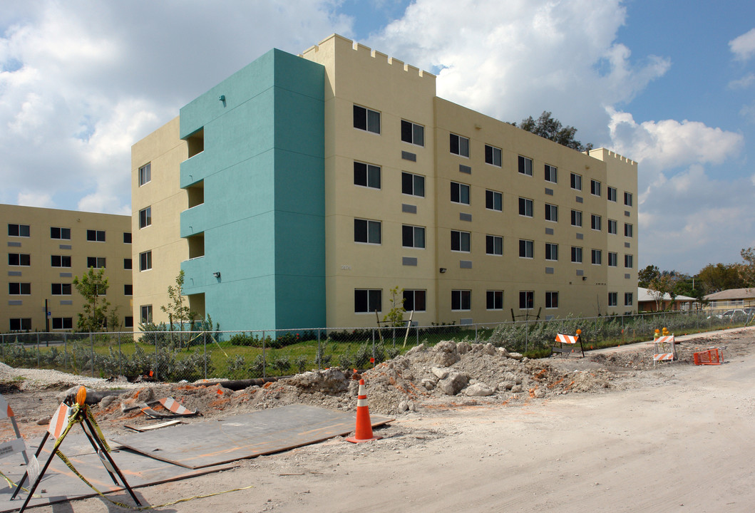 Royal Palm Apartments in Opa Locka, FL - Building Photo