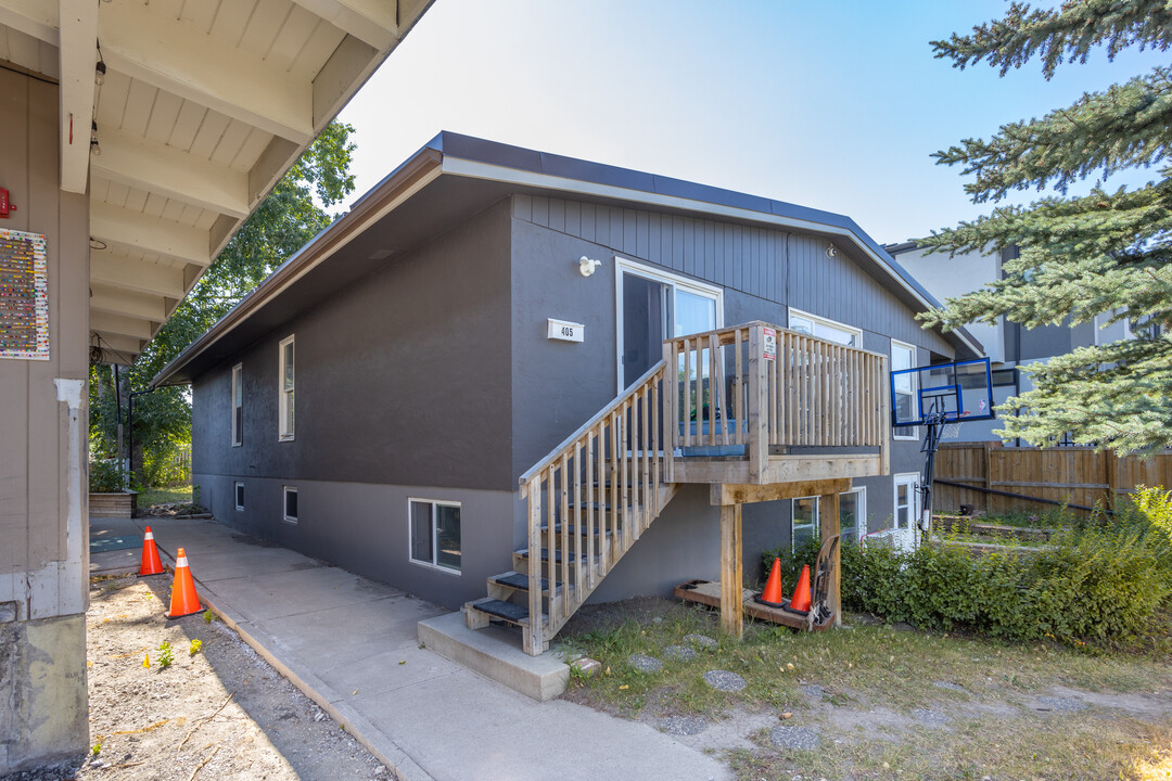 405 52 Av SW in Calgary, AB - Building Photo