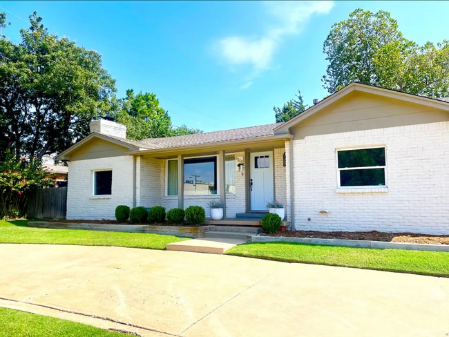 property at 6204 N Ross Ave
