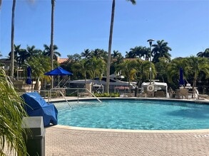 90 Edgewater Dr, Unit 212 in Coral Gables, FL - Building Photo - Building Photo