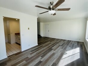 7076 Park Mesa Way in San Diego, CA - Foto de edificio - Building Photo