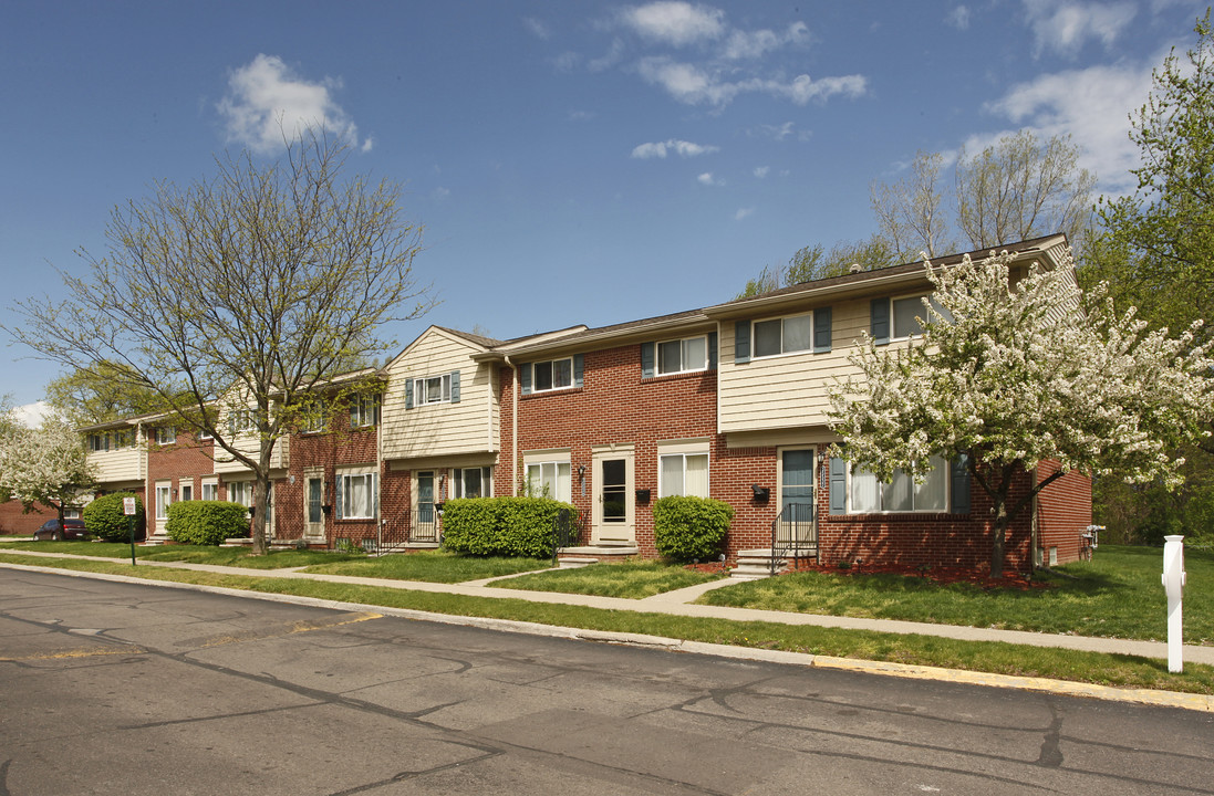 Wellesley Townhomes Cooperative in Romulus, MI - Foto de edificio