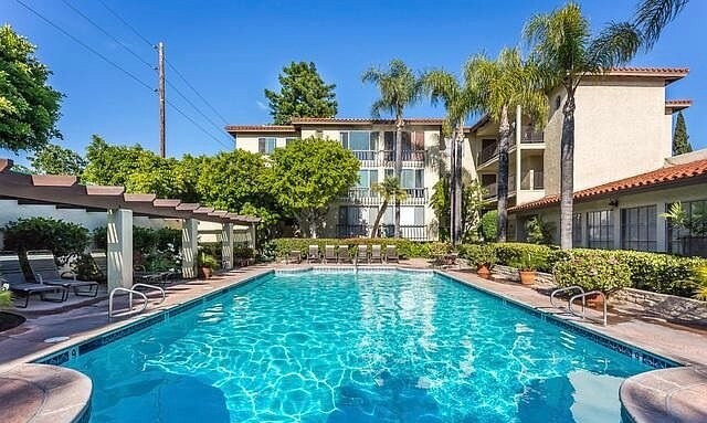 12720 Burbank Blvd, Unit 121 in Valley Village, CA - Foto de edificio