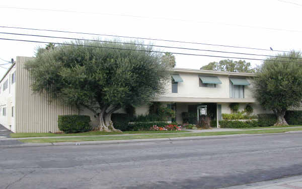 The Courtyard Apartments in Costa Mesa, CA - Building Photo - Building Photo