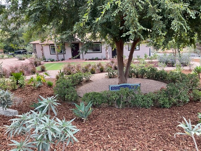 22947 San Vicente Rd in Ramona, CA - Foto de edificio - Building Photo