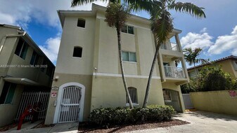 695 SW 11th St in Miami, FL - Building Photo