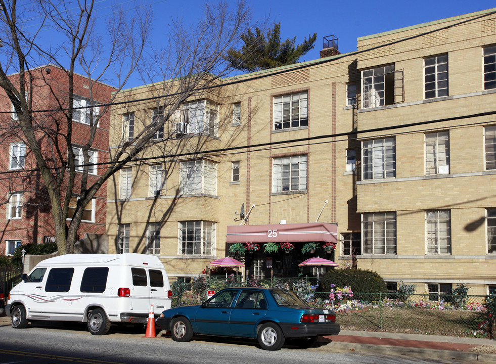 25 Kennedy St NW in Washington, DC - Foto de edificio