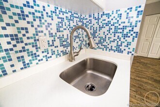 53 NE 49th St-Unit -7A in Miami, FL - Foto de edificio - Building Photo