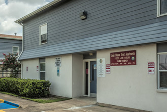 Louis Manor Trust Apartments in Port Arthur, TX - Foto de edificio - Building Photo