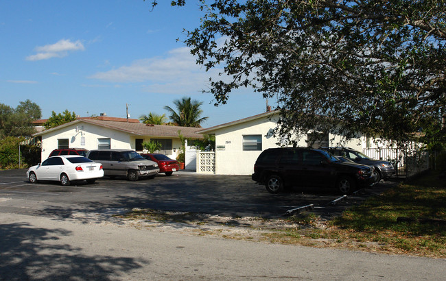 2501 Pierce St in Hollywood, FL - Building Photo - Building Photo