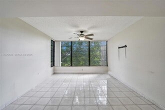 1502 Whitehall Dr, Unit 303 in Davie, FL - Building Photo - Building Photo