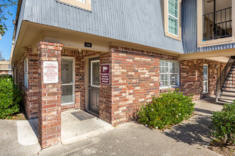 Whispering Palms in New Orleans, LA - Building Photo - Building Photo