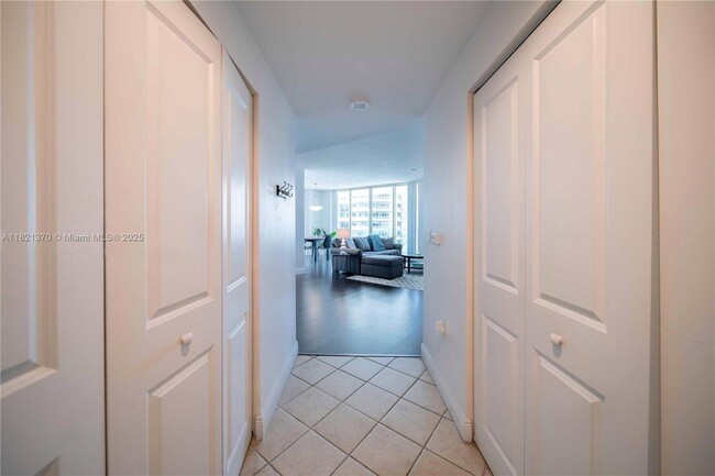 1250 S Miami Ave, Unit 2201 in Miami, FL - Building Photo - Building Photo