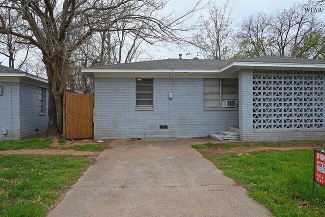 property at 600 E 1st St