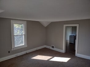 416 E Larwill St, Unit Front Triplex Apt 1 in Wooster, OH - Building Photo - Building Photo