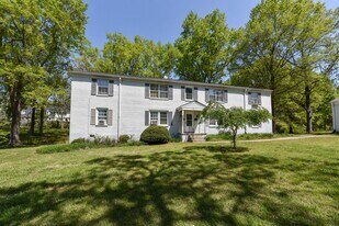 1700 Roslyn Dr in Burlington, NC - Building Photo