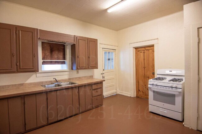 910 Camden St in Coffeyville, KS - Building Photo - Building Photo