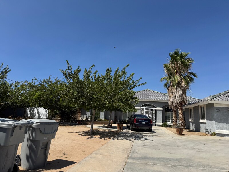 11360 Cottonwood Ave in Hesperia, CA - Building Photo