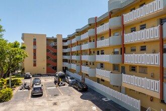 Waterway Plaza in Miami Beach, FL - Building Photo - Building Photo