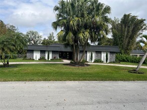 11321 N Mount Dr in Plantation, FL - Building Photo - Building Photo