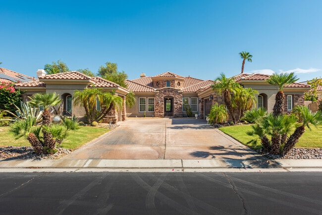 45 Vista Encantada in Rancho Mirage, CA - Building Photo - Building Photo