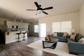 2503 golf in Spring Branch, TX - Foto de edificio - Building Photo