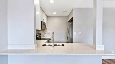 10055 Winding Lake Rd in Sunrise, FL - Building Photo - Building Photo