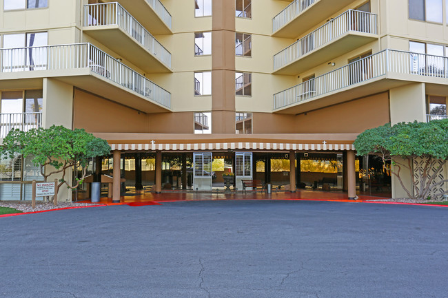 Marie Antoinette Condominiums in Las Vegas, NV - Foto de edificio - Building Photo