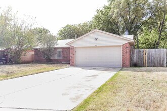 501 Ramblin Oaks Dr in Moore, OK - Building Photo - Building Photo