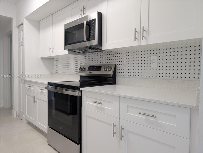 11650 SW 2nd St in Pembroke Pines, FL - Building Photo - Building Photo