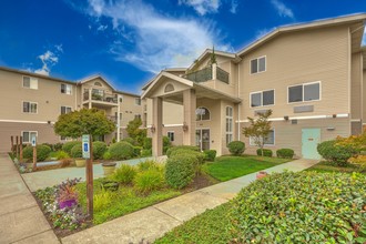 VINTAGE AT BURIEN in Burien, WA - Foto de edificio - Building Photo