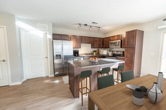 Chateau at Hillsborough in Omaha, NE - Foto de edificio - Building Photo