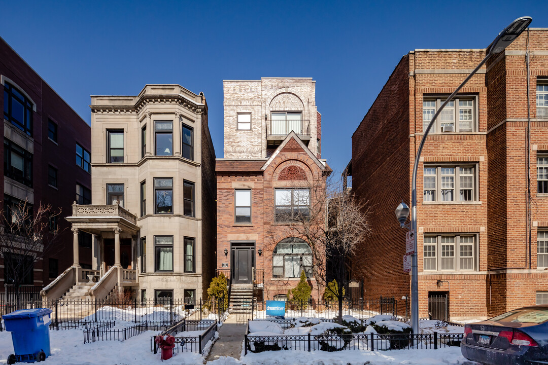 630-632 W Barry Ave in Chicago, IL - Building Photo