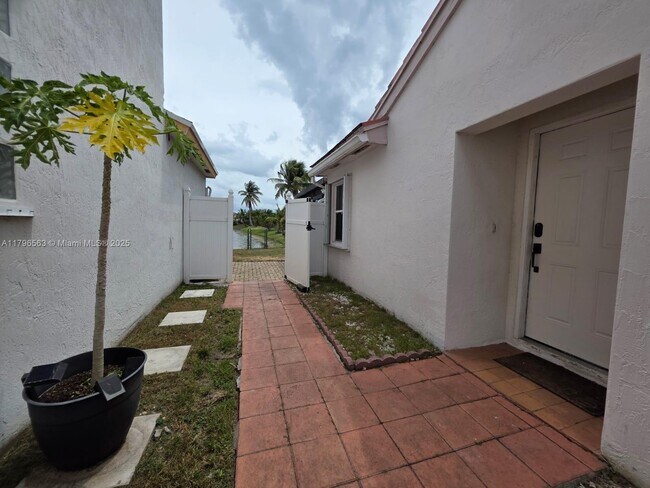 18950 NW 22nd St in Pembroke Pines, FL - Building Photo - Building Photo
