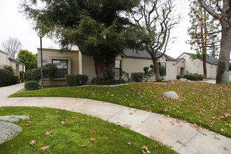 Laurelwood West Villas in Bakersfield, CA - Building Photo - Building Photo