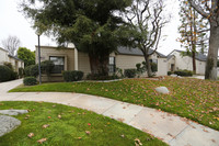 Laurelwood West Villas in Bakersfield, CA - Foto de edificio - Building Photo