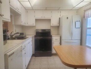 319 NE 14th Ave in Hallandale Beach, FL - Foto de edificio - Building Photo