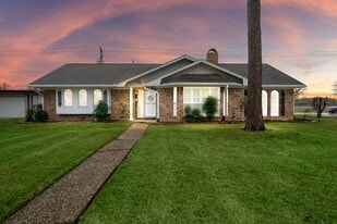 4912 Goose Creek Dr in Baytown, TX - Building Photo