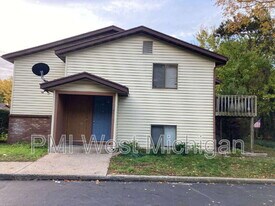 6043 In the Pines Dr SE in Grand Rapids, MI - Building Photo