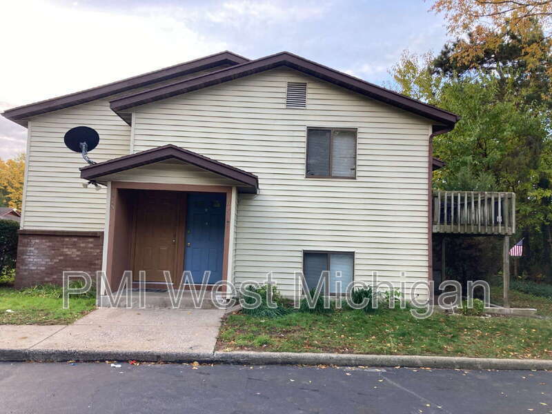 6043 In the Pines Dr SE in Grand Rapids, MI - Building Photo